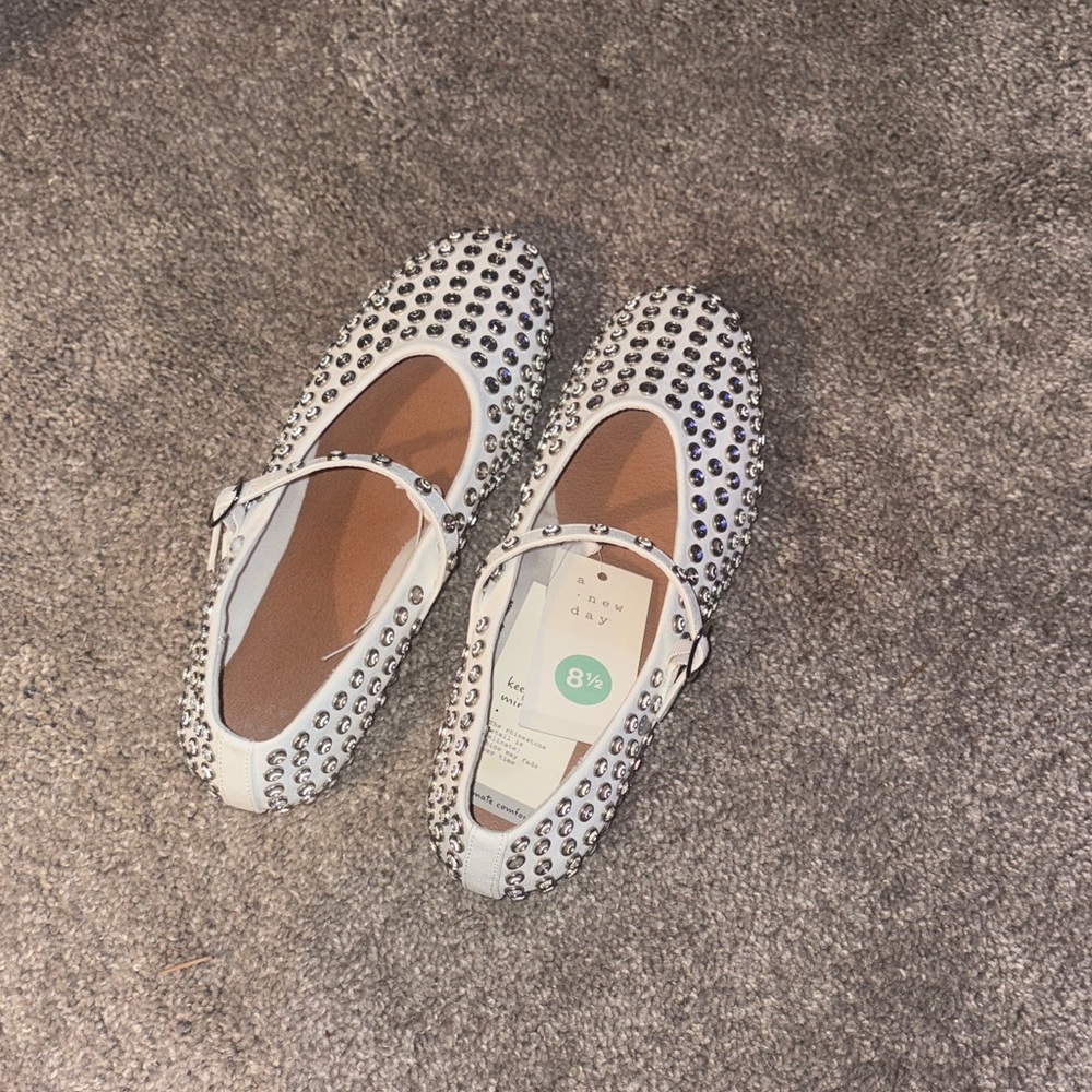 A New Day mary jane 90’s white Flats with Silver Studs size 8.5
